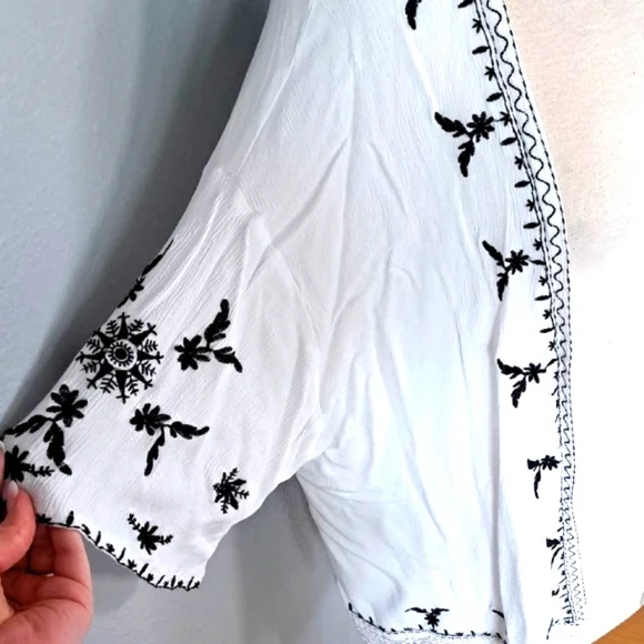 Embroidered Lace Kimono - Picture 2 of 6